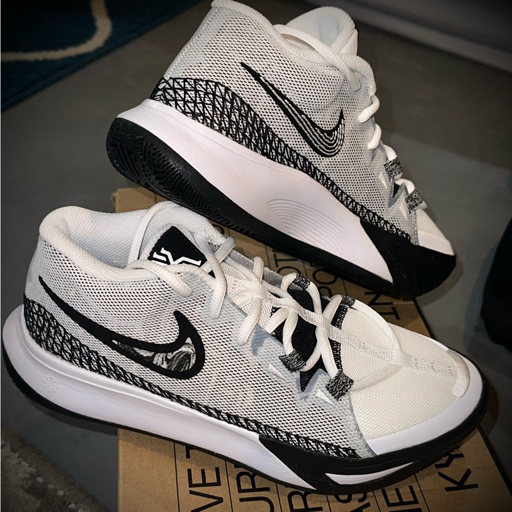 Nike Kyrie Flytrap 6 Shoes, new in original box